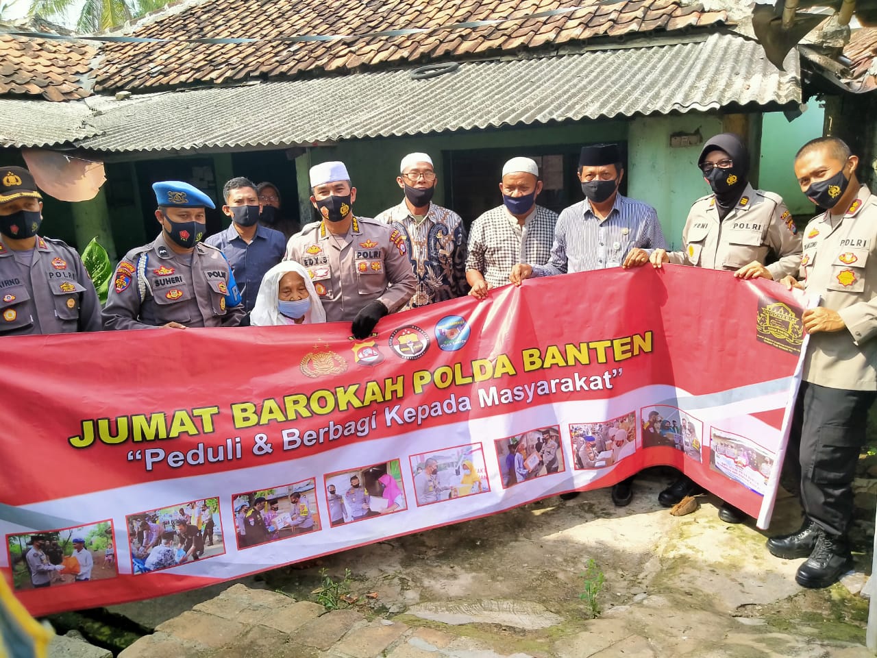 Jum’at Barokah Polda Banten, Bagikan Sembako Kepada Masyarakat Desa Beberan