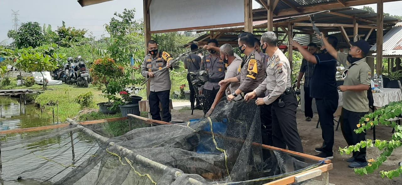 Kapolres Kampar Berbagi Hasil Panen Ikan Program Jaga Kampung