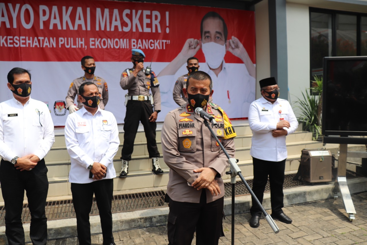 Cegah Penyebaran Covid-19, Polda Banten Bagikan 260 Ribu Masker Secara Serentak