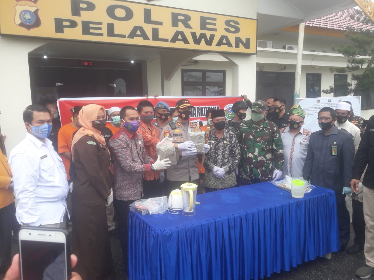 Polres Pelalawan Musnakan Barang Bukti BB Jenis Sabu dan Ganja Kering di Halaman Polres Pelalawan