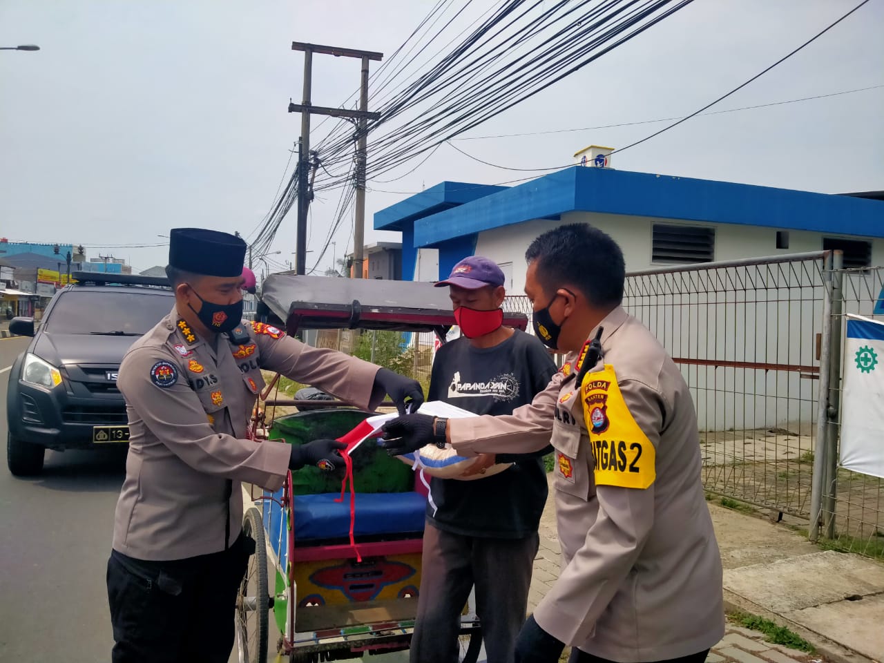 Kampanye Pakai Masker, Tim Jumat Barokah Polda Banten Bagikan Ratusan Masker