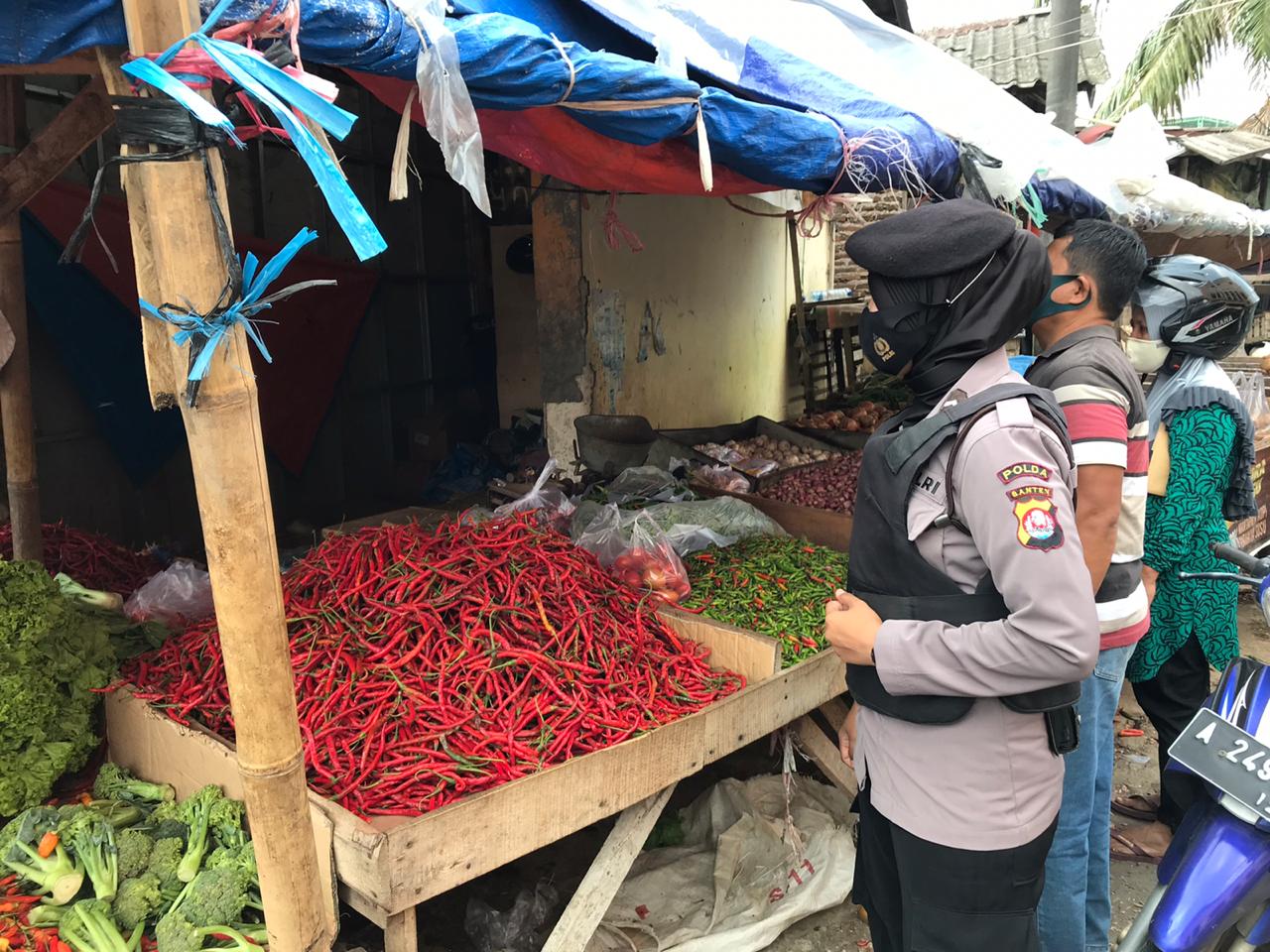 Cegah Penyebaran Covid-19, Personel Ditsamapta Polda Banten Berikan Himbauan di Pasar Tradisional