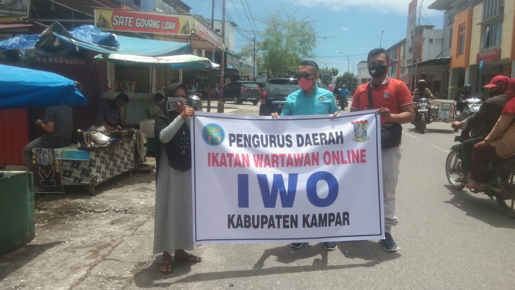 Lawan Covid-19, Bersama Satlantas, IWO Kampar Bagikan Ratusan Masker di 3 Lokasi Berbeda