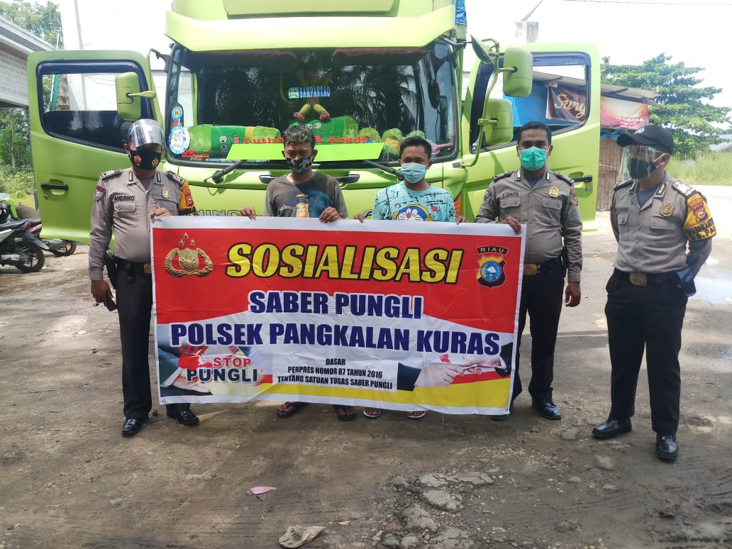 Polsek Pangkalan Kuras Laksanakan Sosialisasi Saber Pungli kepada Supir Fuso di Pasar Baru