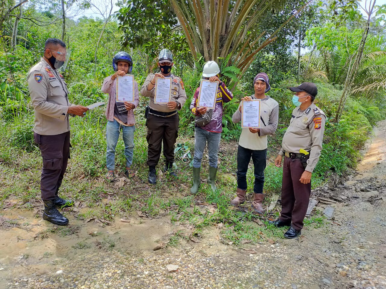 Polsek Pangkalan Kuras Giat Laksanakan Patroli Karhutla Dan Penyebaran Maklumat Kapolda Riau