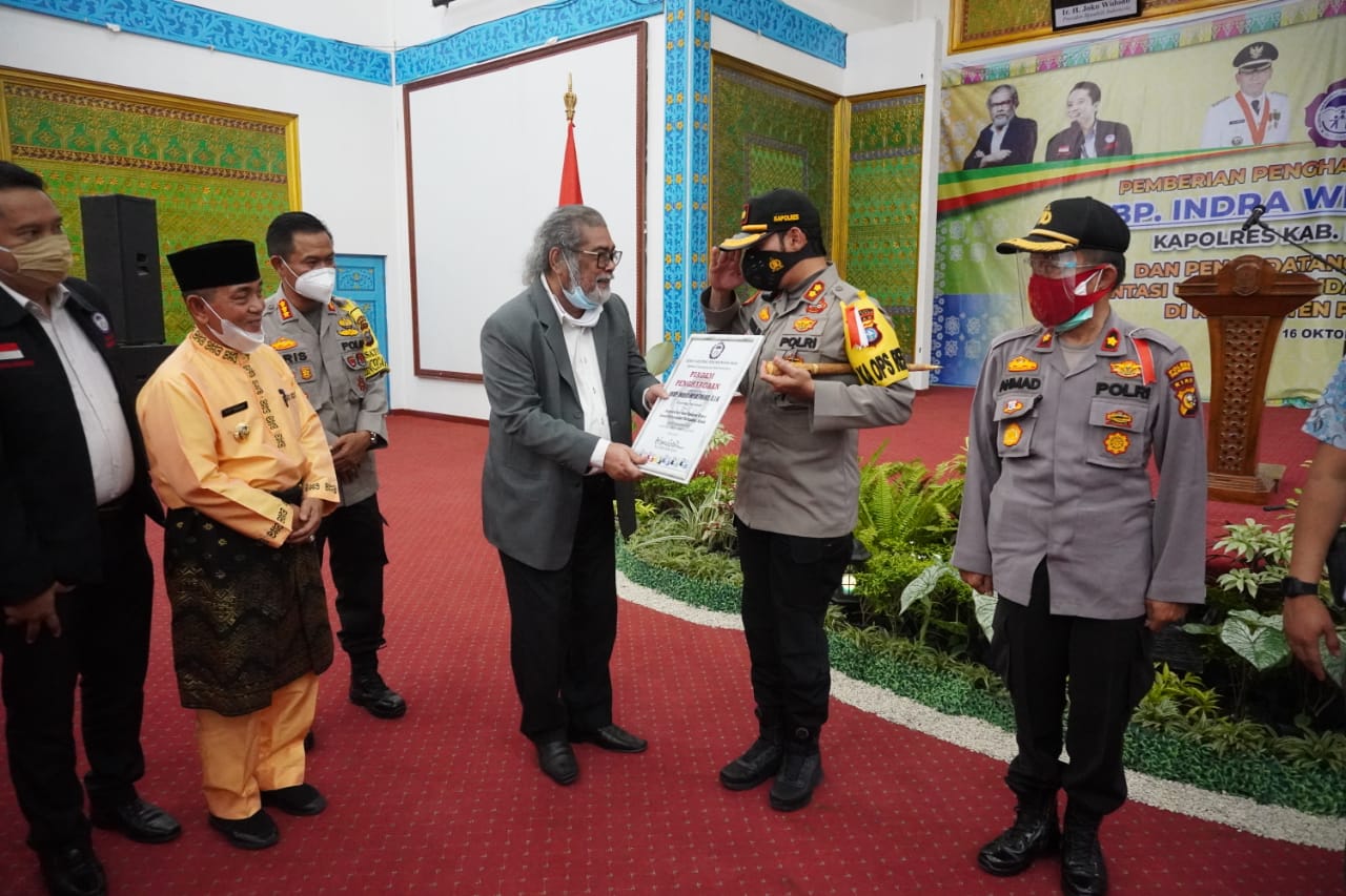 Kapolres Pelalawan Menerima Piagam Penghargaan Dari Komisi Nasional Perlindungan Anak indonesia