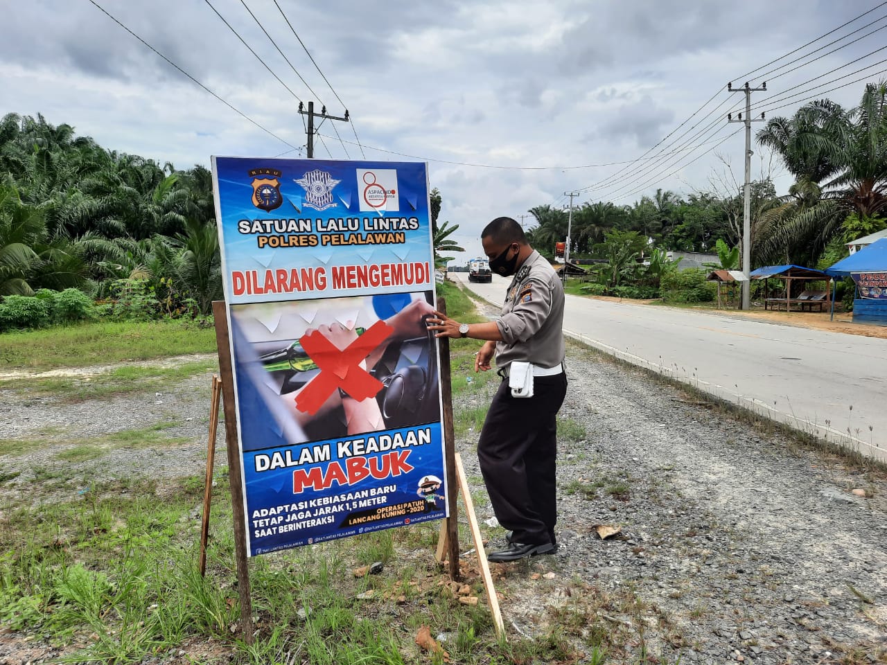 Giat Polsek Pangkalan Kuras Memasang Spanduk dan Himbauan Dijalan Lintas Timur Kecamatan Pangkalan Kuras