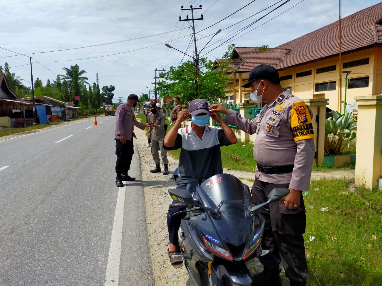 Ops Zebra 2020 : Polsek Kampar Kiri Bagikan 500 Masker Kepada Masyarakat Pengguna Jalan