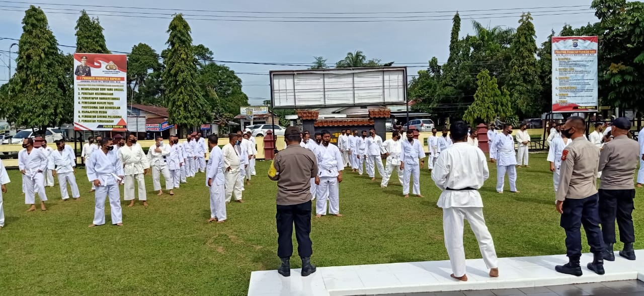 Tingkatkan Kemampuan Personel, Polres Kampar Gelar Latihan Beladiri Polri