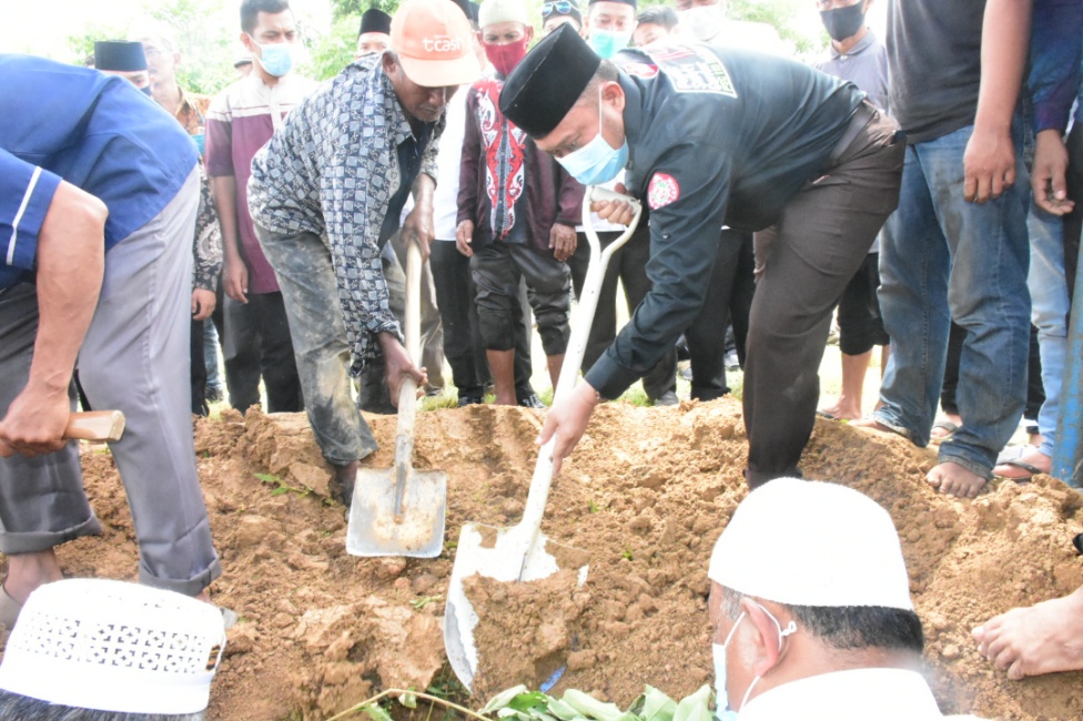 Turut Berduka Cita, Bupati Kampar Hadiri Pemakaman Alm Orang Tua Sekda Kampar