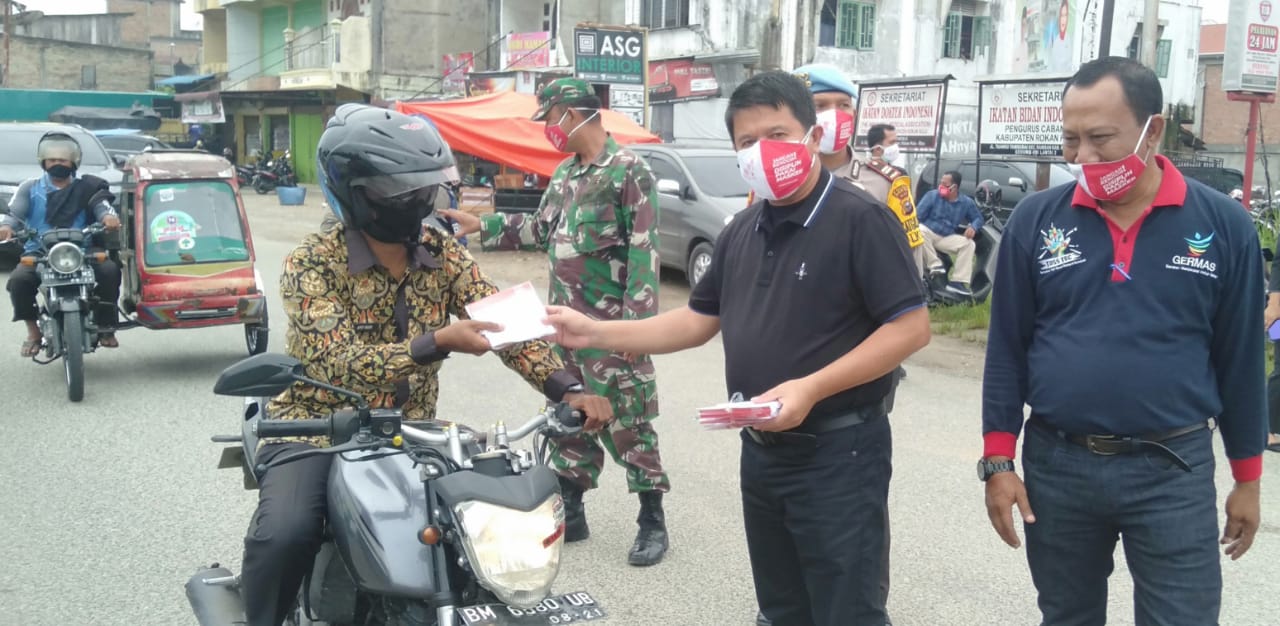 Peringatan HKN 2020, Sekda dan Dinkes Rohul Bagikan 60 Ribu Masker