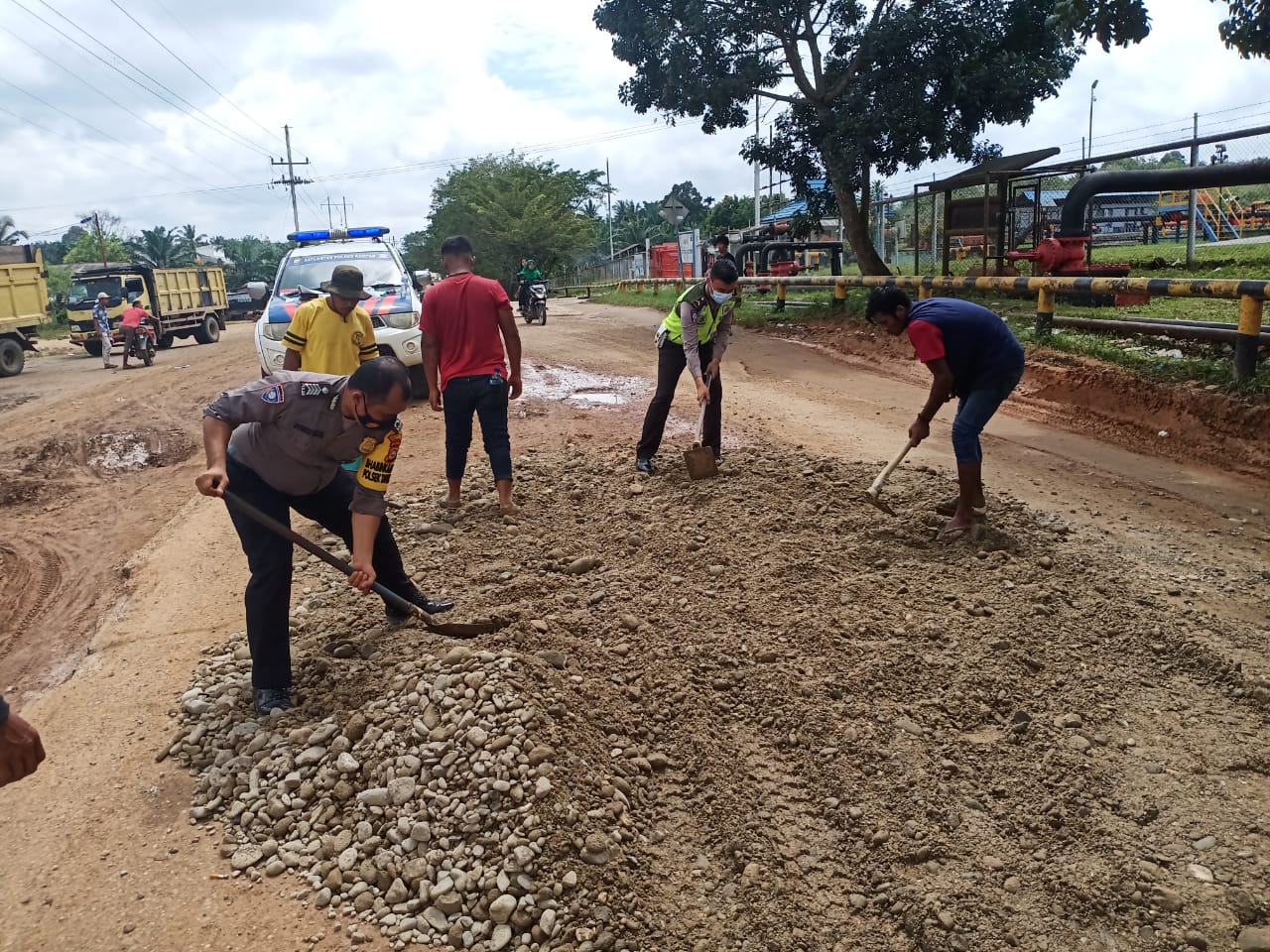 Tak Kunjung Diperbaiki, Anggota Polsek Tapung Hulu Dibantu Warga Timbun Jalan Yang Rusak Parah