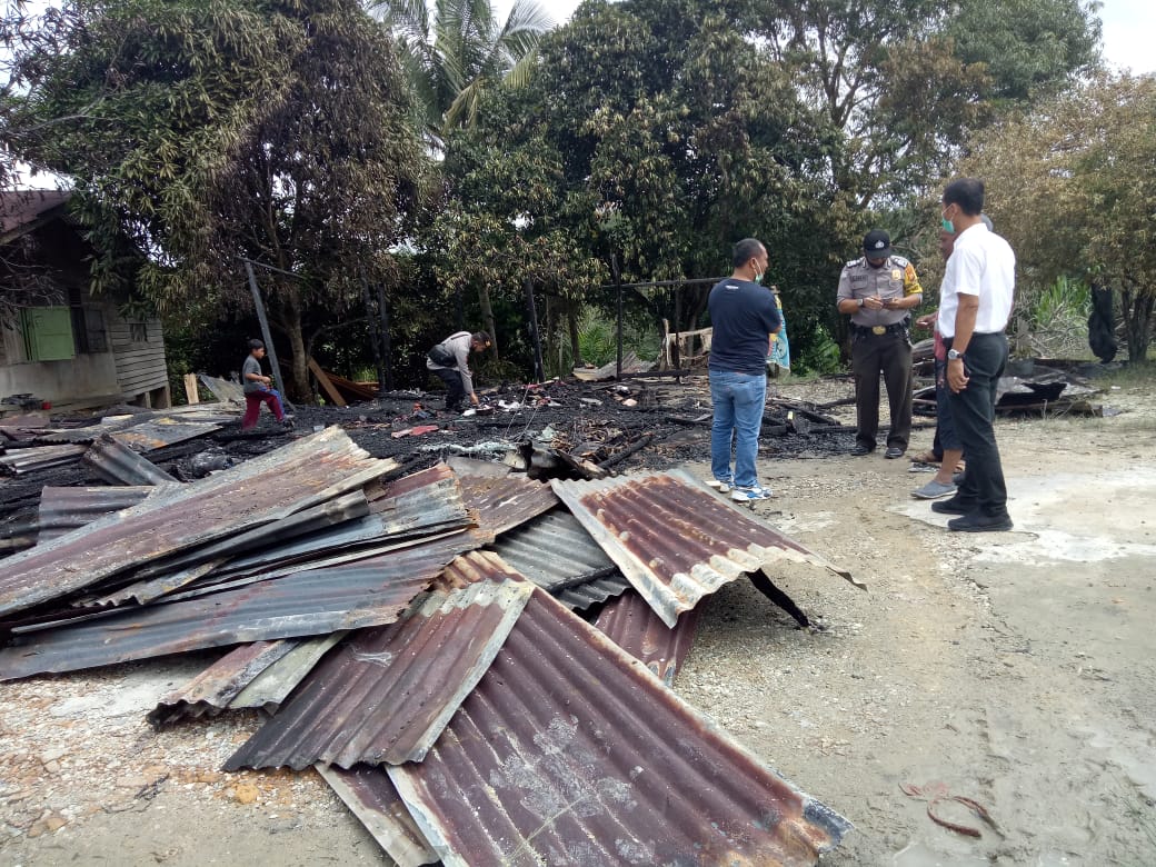 Kanit Reskrim Polsek Pangkalan Kuras Olah TKP Kejadian Kebakaran Rumah Di Desa Kemang