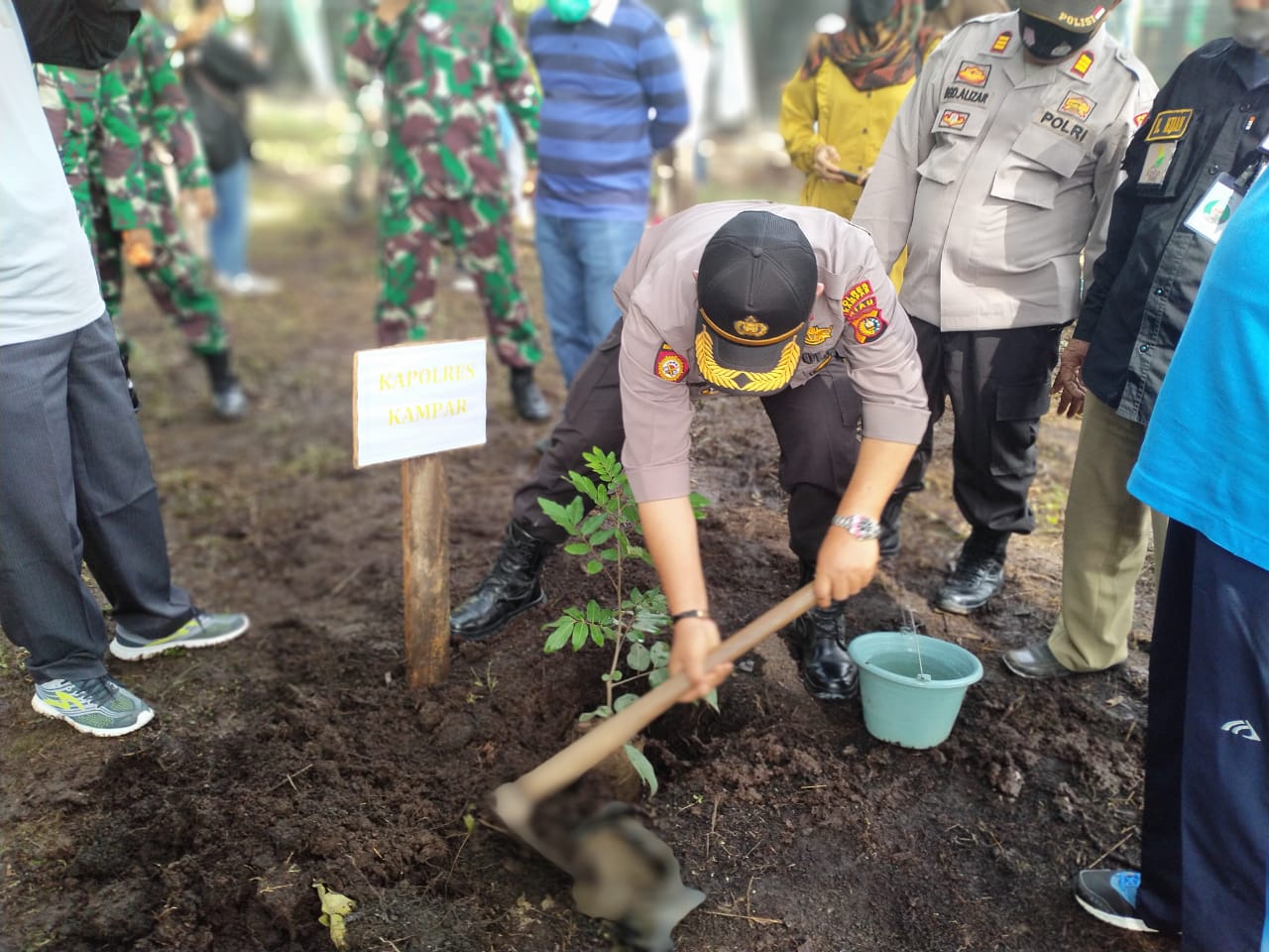 Peringati Hari Penanaman Pohon Untuk Indonesia, Kapolsek Tapung Ikut Tanam Pohon Bersama Warga