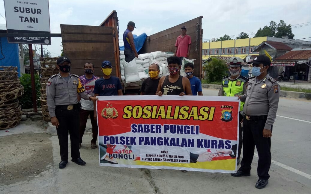 Polsek Pangkalan Kuras Lakukan Sosialisasi Saber Pungli Kepada Supir Fuso Dijalan Lintas Timur Sorek Satu