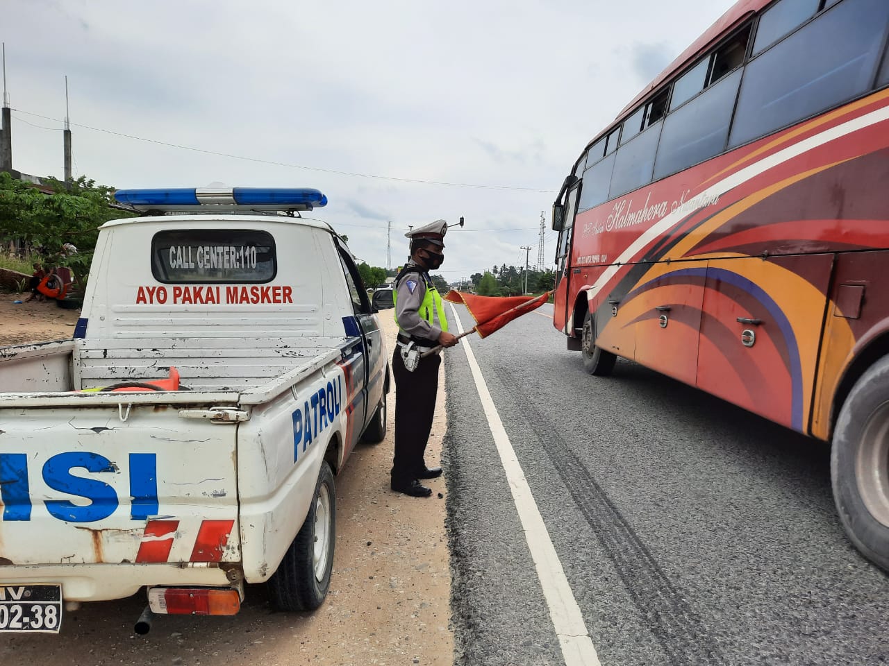 Personel Satlantas Pos Sorek Laksanakan Pengaturan Lalu Lintas Dijalan Lintas Timur