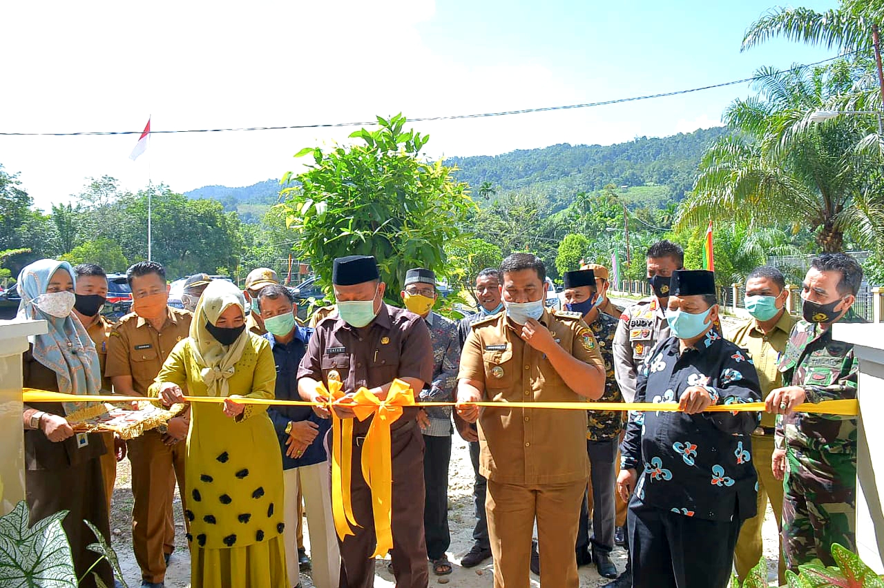 Resmikan Rumah Dinas Camat Koto Kampar Hulu, Bupati Minta Pelayanan Terhadap Masyarakat Ditingkatkan