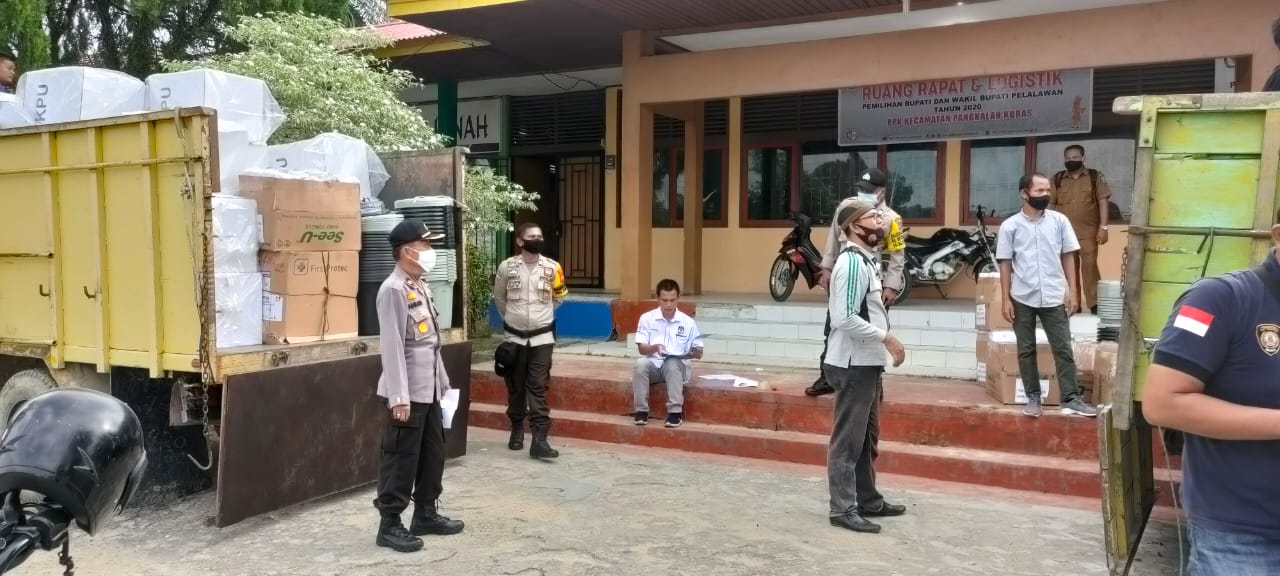 Personel Pangkalan Kuras Kawal Pendistribusian Logistik Pilkada Pelalawan Ke-Seluruh Desa