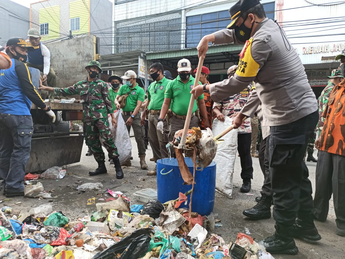 Kapolda Riau-Danrem 031/WB Pantau Giat Karya Bhakti TNI-Polri Bersama Masyarakat Kota,Kapolresta Pekanbaru Turut Serta