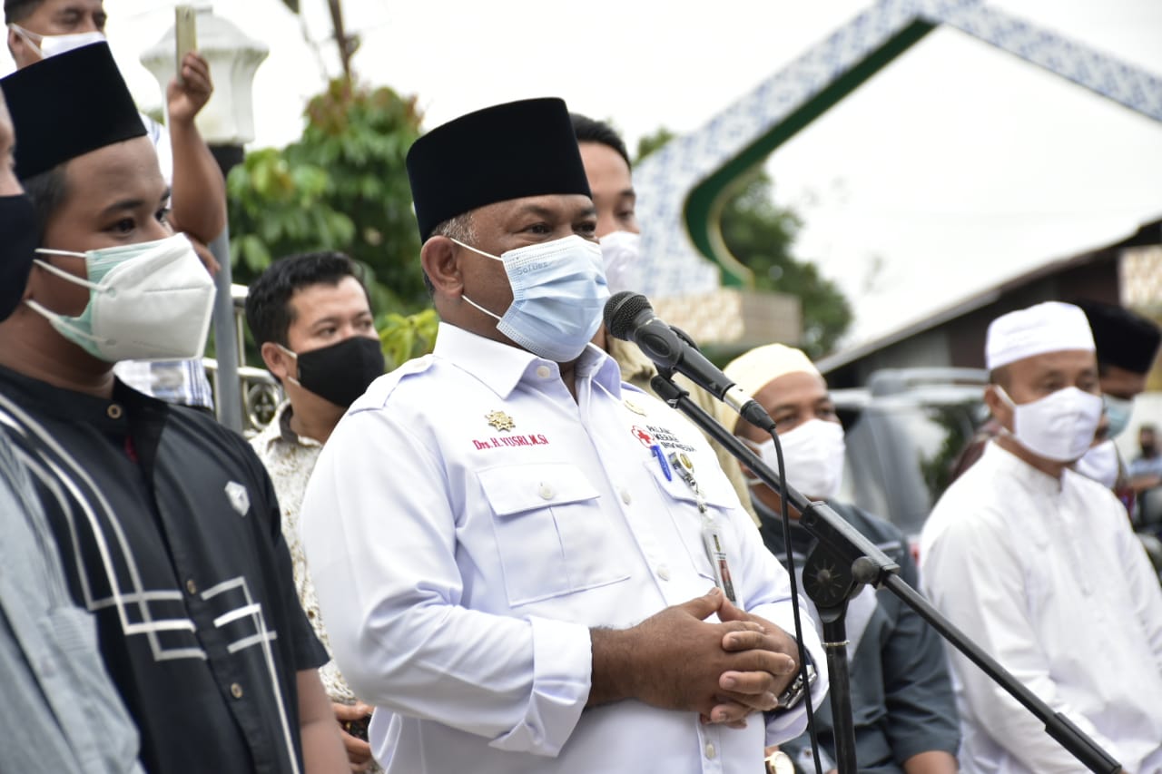 Sekda Lepas Jenazah Herman ASN Kampar Ke Pemakaman Terakhir