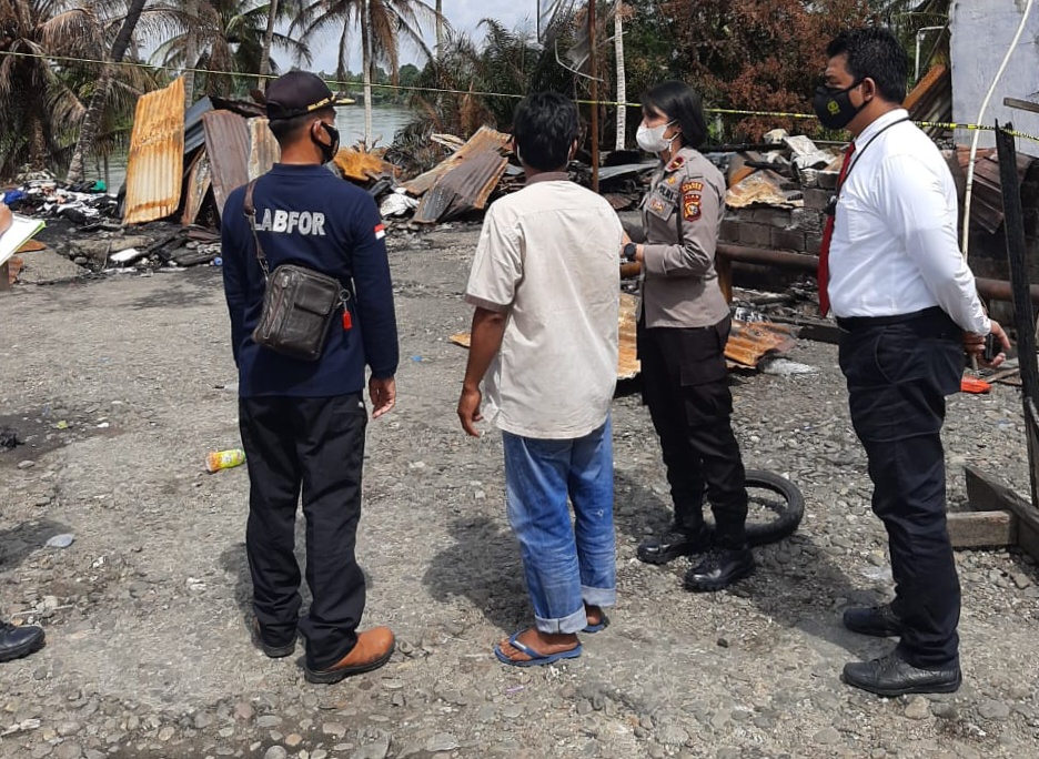 Tim Laboratorium Foreksik Polda Riau Cek TKP Kebakaran Pasar Kuok