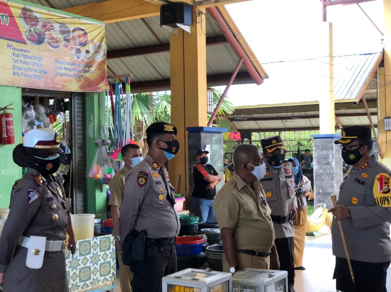 Kapolres Siak Tinjau Pasar Belantik Raya Sembari Membagi bagikan Masker