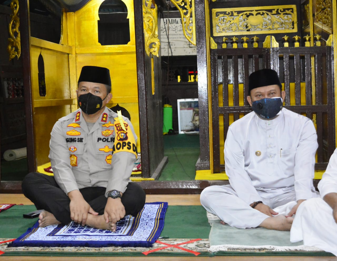 Bupati Kampar Dampingi Kapolda Sholat Subuh Berjamah Di Mesjid Jamik Air Tiris