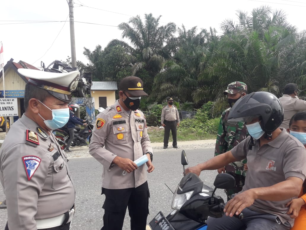 Tindak Lanjuti Program 100 Hari Kapolri, Polres Kampar dan Polsek Jajaran Tiap Hari Bagikan Masker