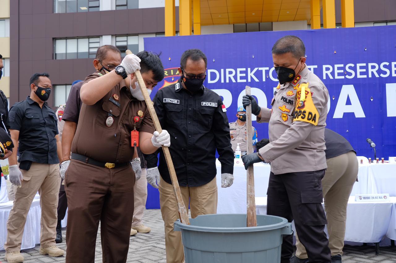 Kapolda Riau Release Penangkapan Narkoba Jenis Cair Dan Musnahkan 20 Kg Sabu