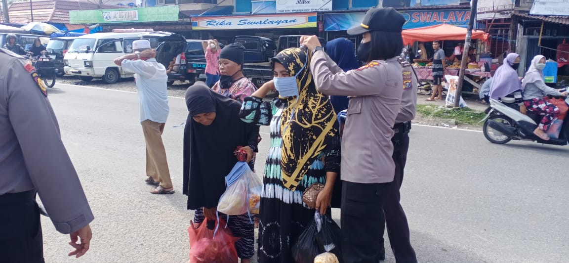 Kasat Sabhara Bersama Kapolsek Bangkinang Barat Bagikan Masker di Pasar Kuok Kampar