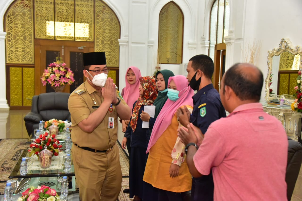 Sebelum Mengakhiri Masa Jabatan Sebagai Pj. Bupati Bengkalis Syahrial Abdi Beserta Istri Pamit