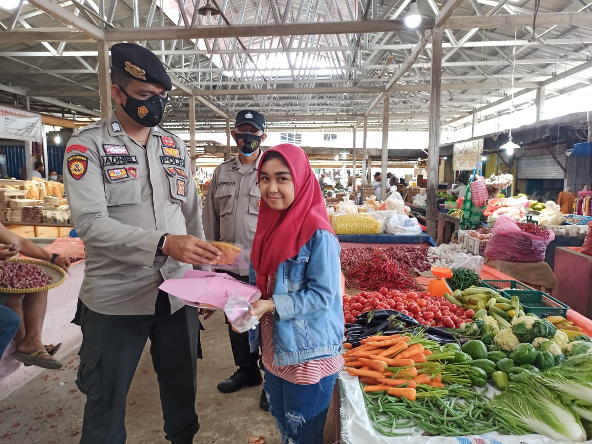 Dimusim Pandemi Covid-19, Polsek Bukit Raya Bagikan Masker Gratis Kepada Pedagang dan Pengunjung Pasar Dupa 