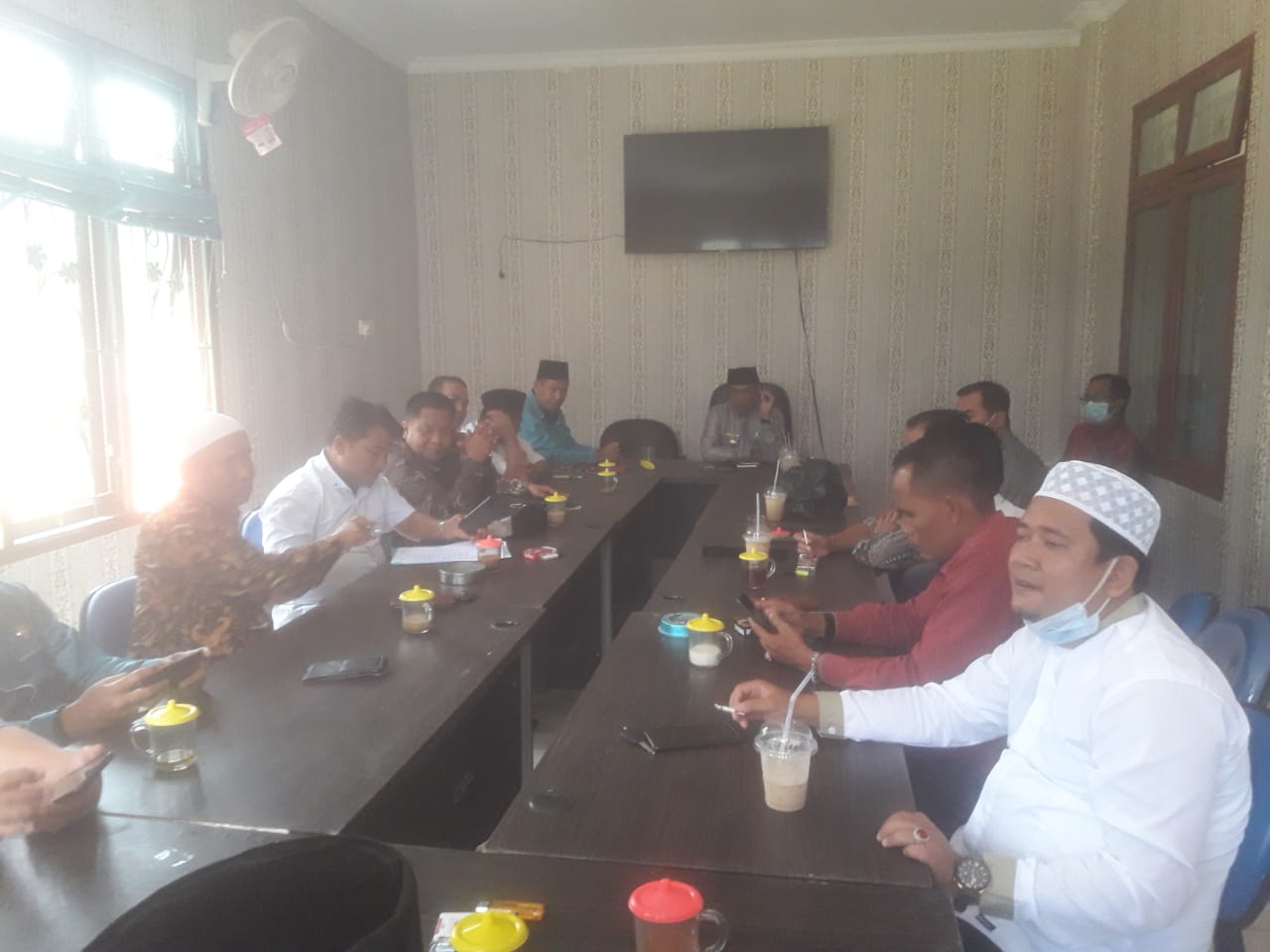 PT Serikat Putra dan Kepala Desa Laksanakan Rapat Bersama di kantor camat Bandar Petalangan