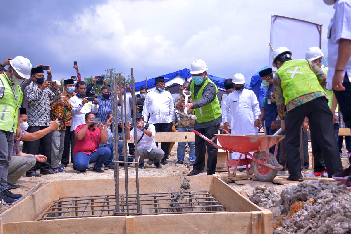 Bupati Dan Anggota DPR RI Lakukan Peletakan Batu Pertama Pembangunan Rusun Ponpes Syekh Burhanuddin Desa Kuntu