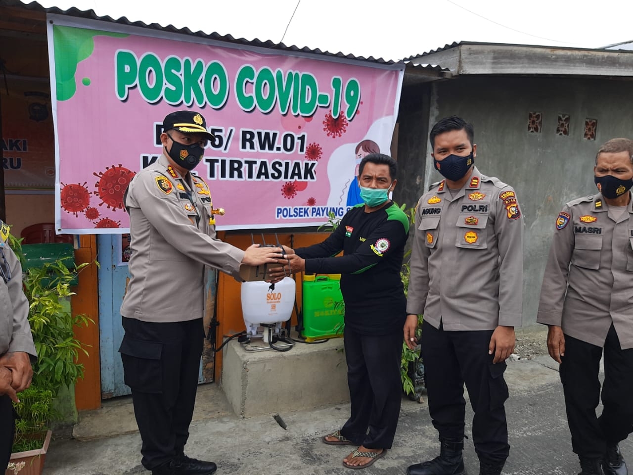 Kapolresta Pekanbaru Sambangi Kampung Tangguh ” kelompok tani JB Berkebun” dan Bagikan Masker di Kelurahan Tampan dan Tirta Siak