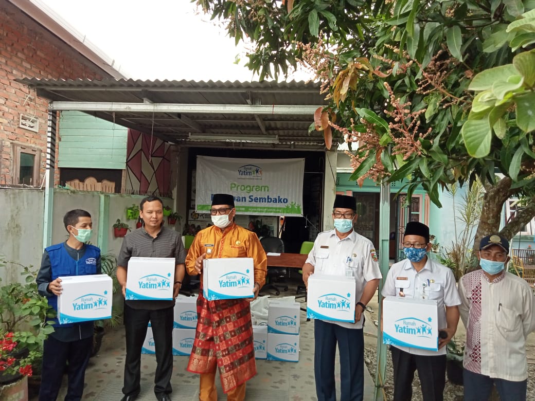 Rumah Yatim Riau Bagikan 40 Bantuan Sembako dan Uang Tunai di Sialang Rampai