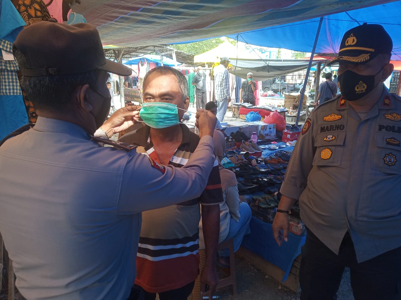 Kapolsek Tapung Pimpin Pendisiplinan Protkes dan Bagikan Masker di Pasar Muara Mahat Baru