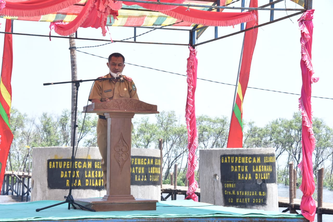 Wakil Bupati Bagus Santoso Saksikan Gubri Letakkan Batu Pertama Uji Coba Pemecah Gelombang di Desa Muntai Barat