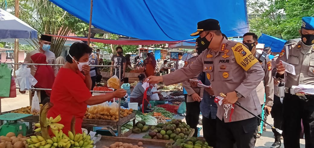 Kapolresta Pekanbaru Bagikan Ratusan Masker Di Pasar Rumbai Pesisir