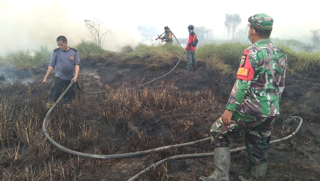 Temukan Kebakaran Lahan, Tim Patroli Gabungan Polsek Tapung, Koramil dan MPA Lakukan Pemadaman