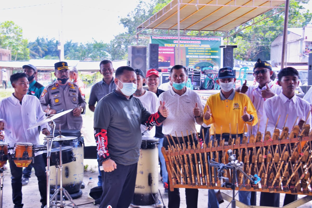 Bupati Serahkan 100 Paket Bantuan Untuk Masyarakat Yang Terkena Musibah Kebakaran Pasar Desa Kijang Jaya Kecamatan Tapung Hilir