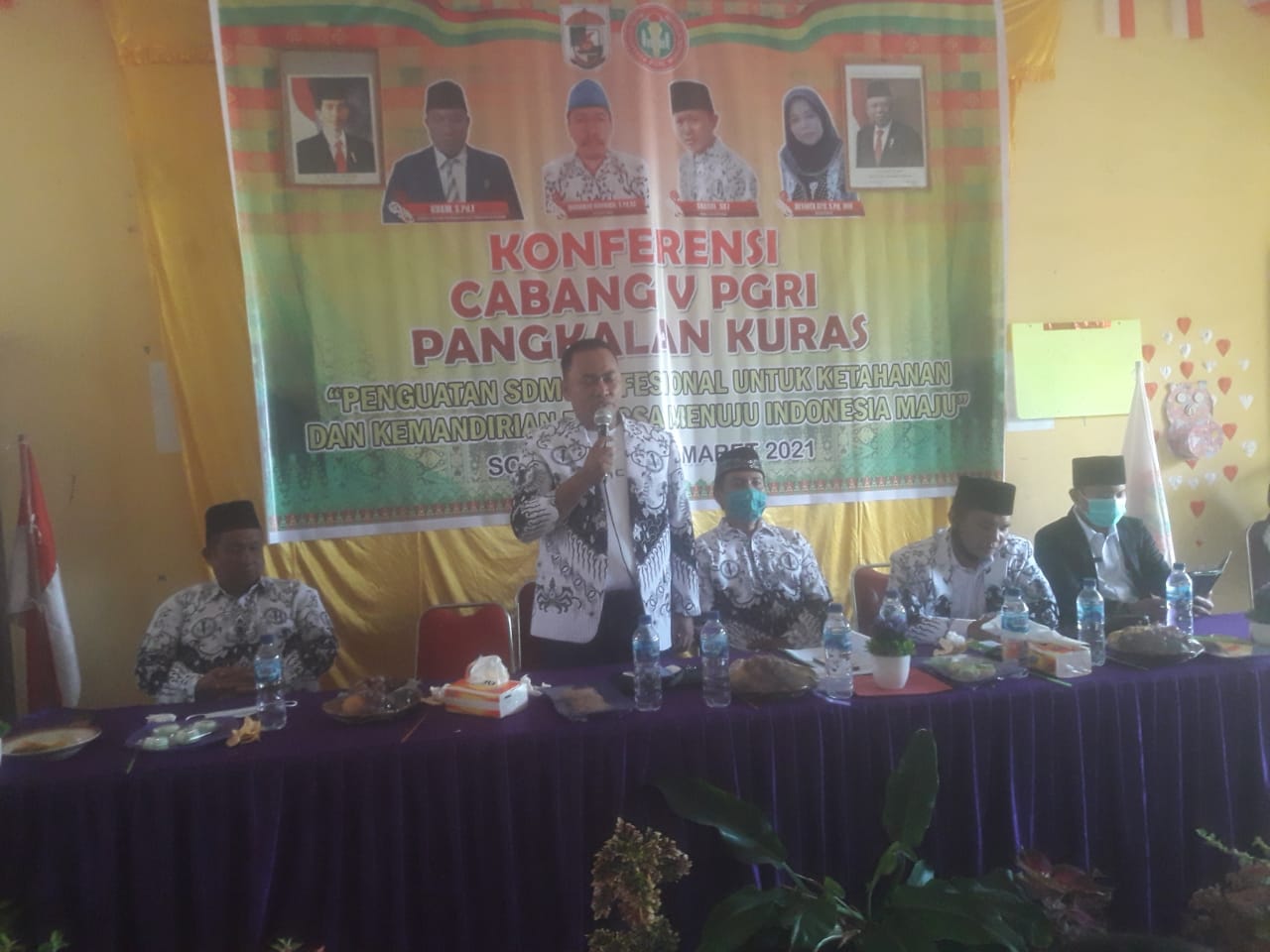 Ketua PGRI Kabupaten Pelalawan Buka Konferensi Cabang V PGRI Kecamatan Pangkalan Kuras