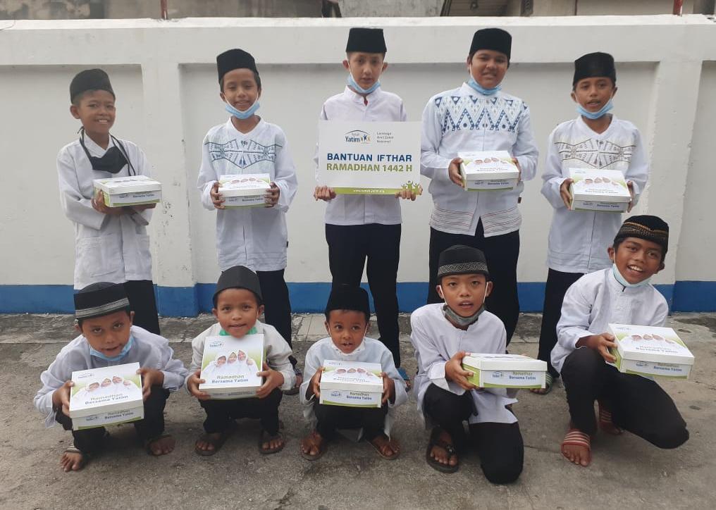 Rumah Yatim Riau Bagikan Hidangan Buka Puasa untuk Anak Yatim dan Dhuafa