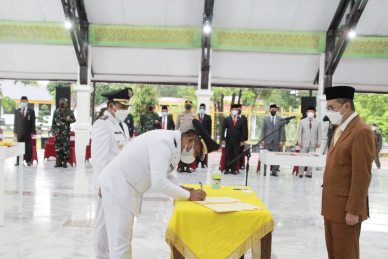 Gubri Lantik Zukri Misran-Nasaruddin Sebagai Bupati dan Wakil Bupati Pelalawan