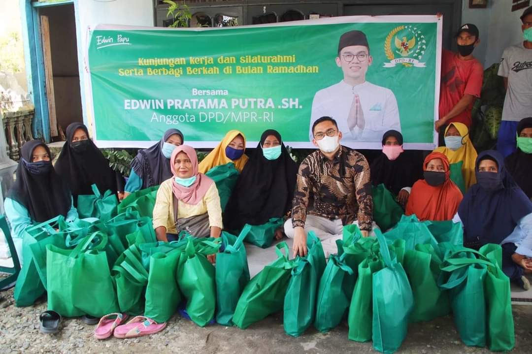 Berkah Ramadhan, Edwin Papu Berbagi Paket Sembako di Pekanbaru