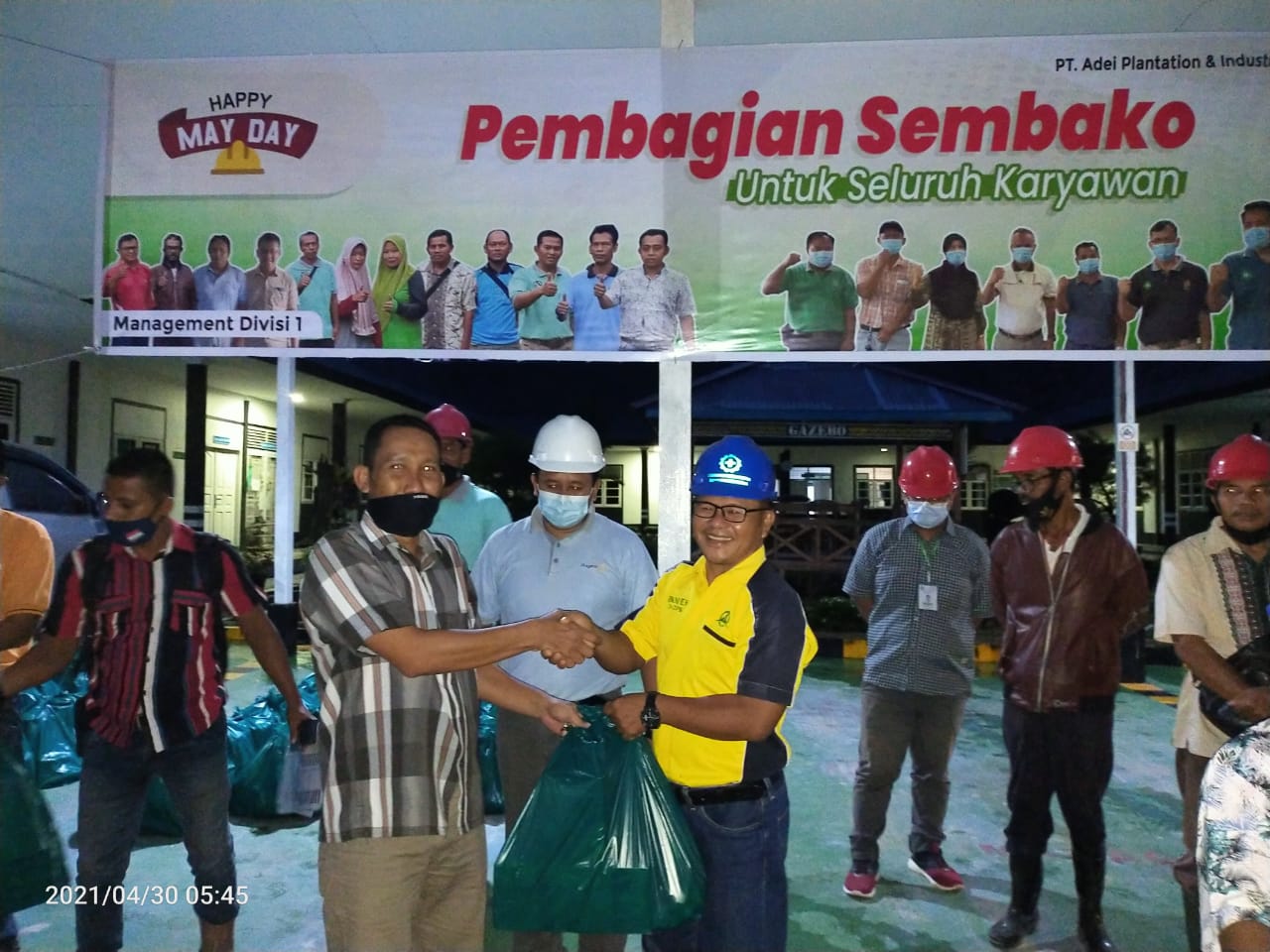 Sambut Hari Mayday PT.Adei Plantation dan Indutry Salurkan Sembako Kepada Karyawan