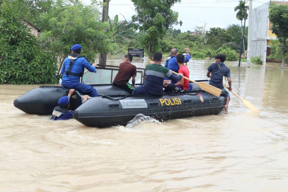 Bantu Evakuasi Korban Banjir Ditpolair Turunkan Tim