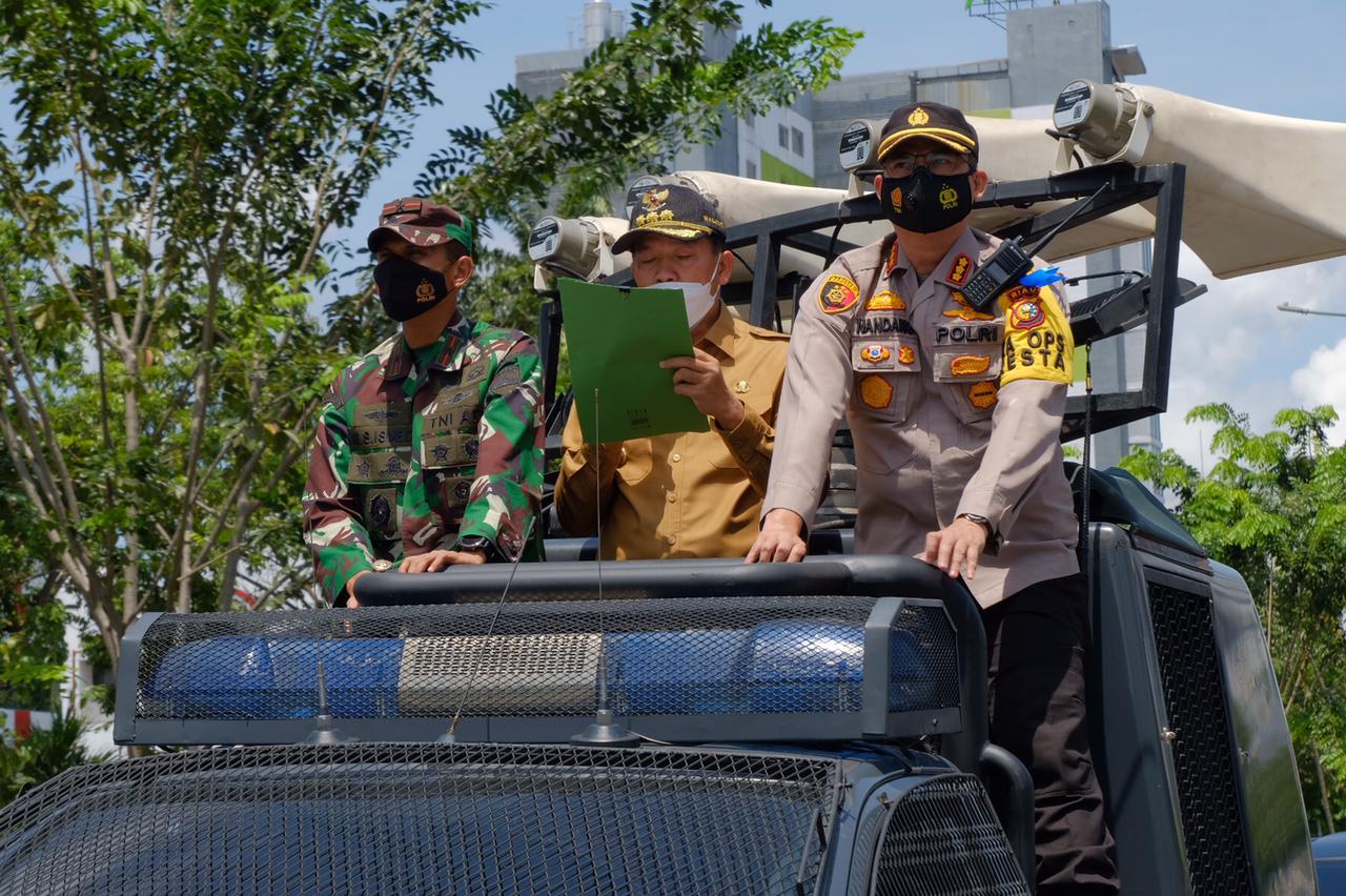 Polda Riau Bersama Forkopimda Lakukan Disinfektan Skala Besar Di Jalan