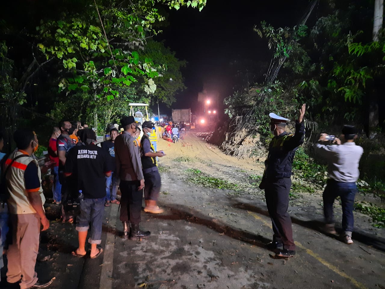 Longsor di KM 77 Jalan Lintas Riau Sumbar, Kapolres Kampar Koordinir Penanganannya Hingga Tuntas