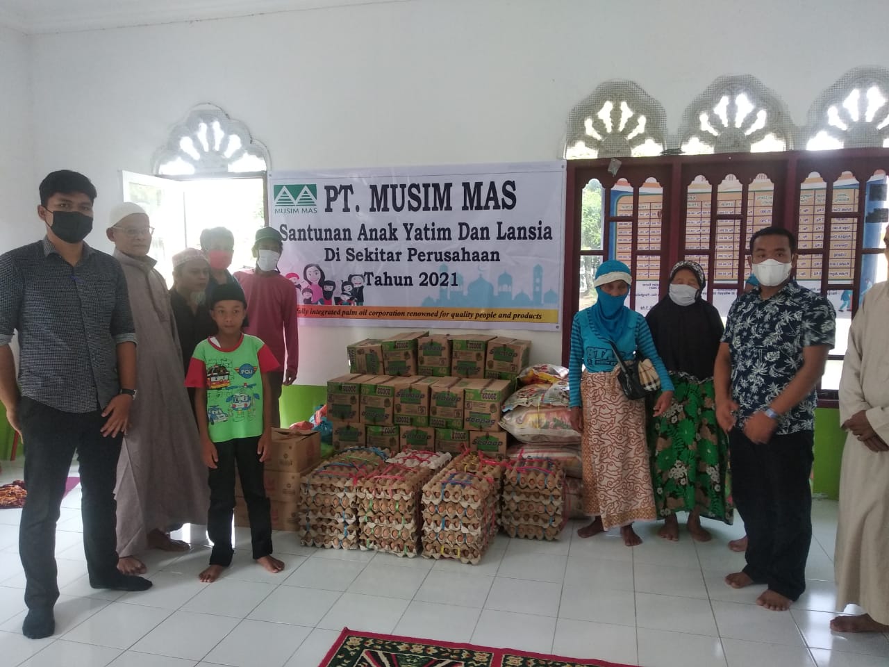 PT Musim Mas Salurkan Santunan Anak Yatim dan Orang Tua Jompo di Sekitar Perusahaan